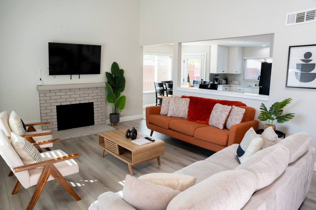 private-master-suite-w-2-beds-and-workspace/