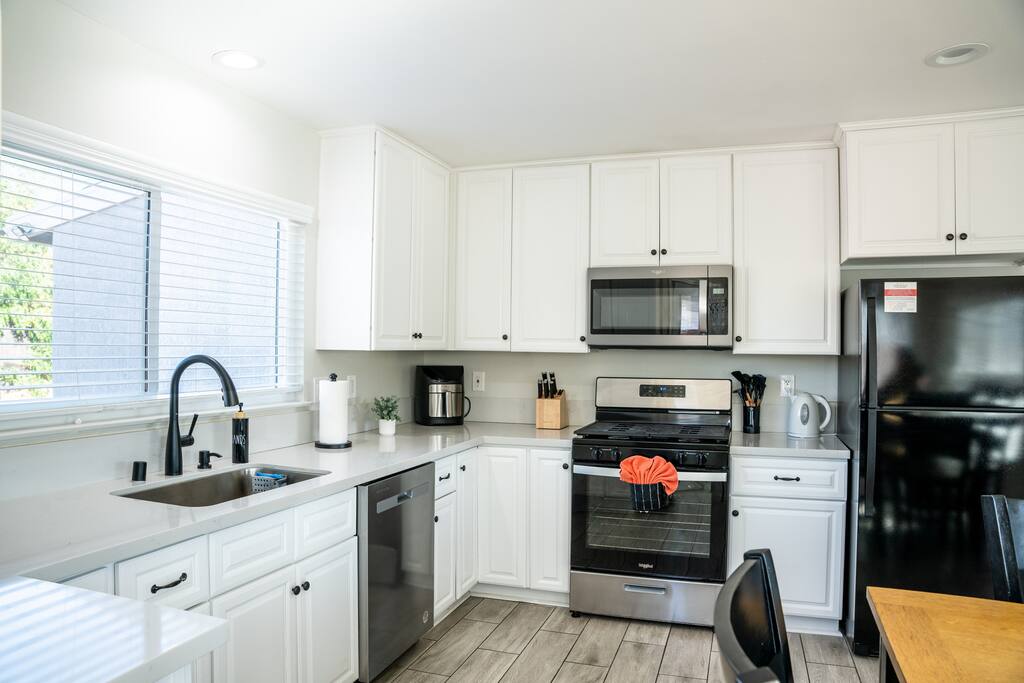 private-master-suite-w-2-beds-and-workspace/