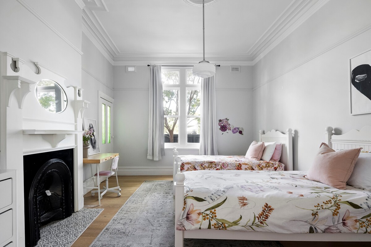 brighton-designer-retreat-walk-to-beach-and-cafes/