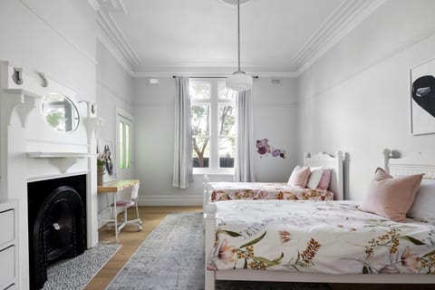 Brighton Designer Retreat – Walk to Beach & Cafes