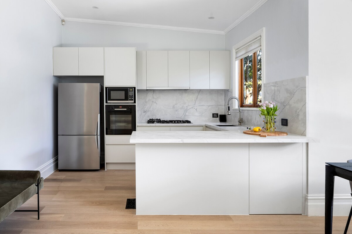 brighton-designer-retreat-walk-to-beach-and-cafes/