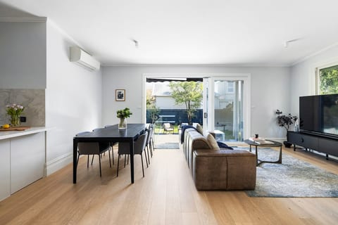 Brighton Designer Retreat – Walk to Beach & Cafes