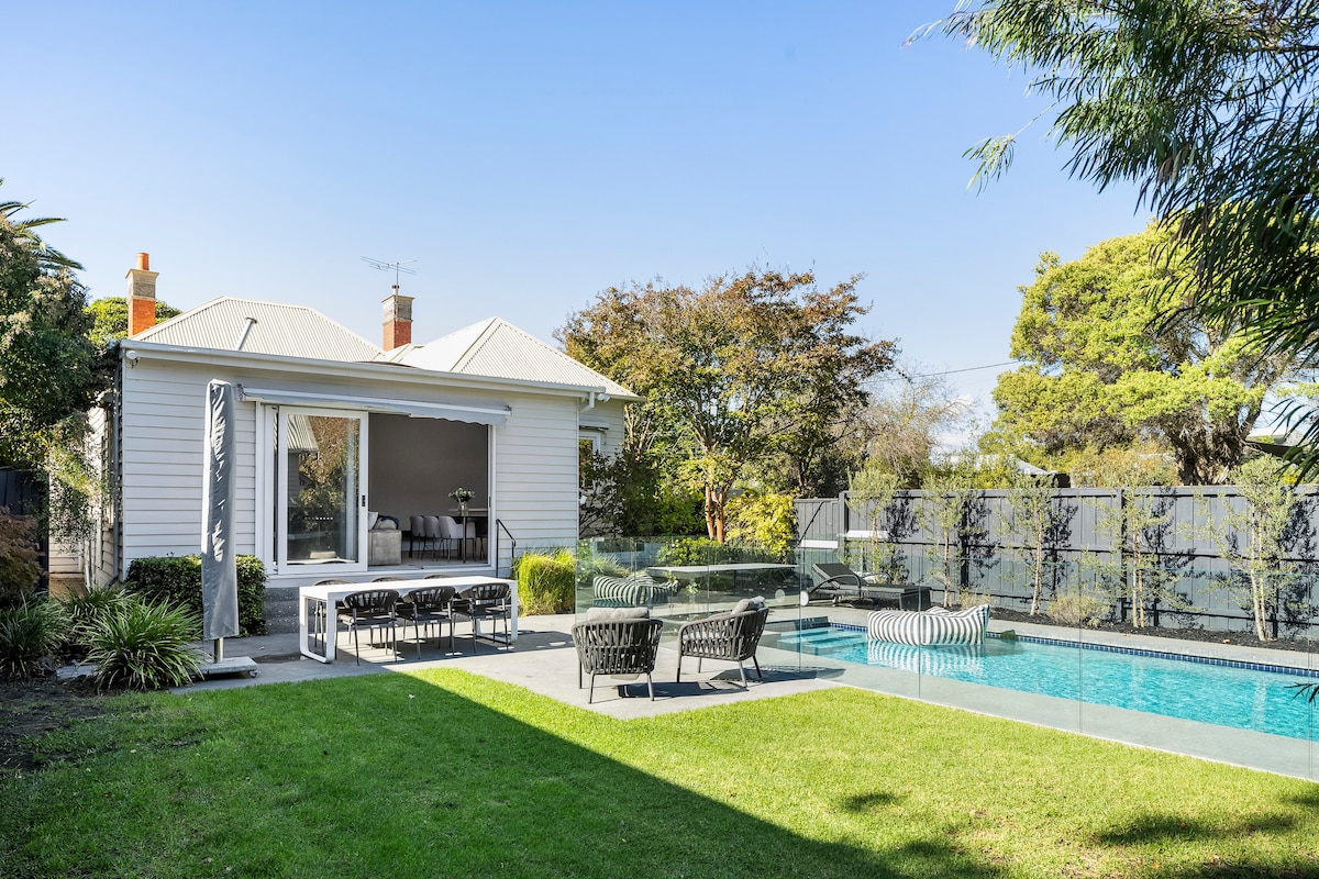 brighton-designer-retreat-walk-to-beach-and-cafes/