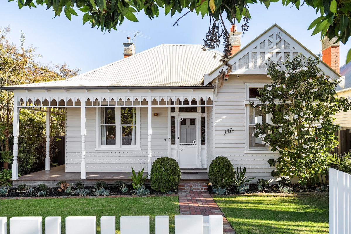 brighton-designer-retreat-walk-to-beach-and-cafes/