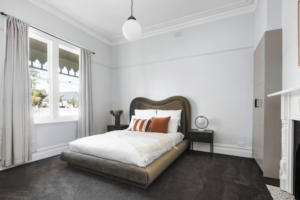 brighton-designer-retreat-walk-to-beach-and-cafes/