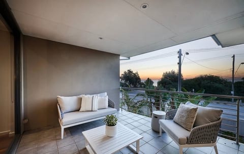 Black Rock Waterfront – 4BR, Heated Spa & Views image 4