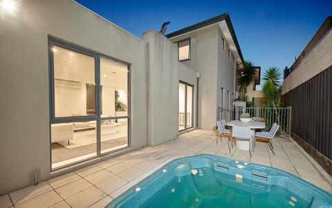 Black Rock Waterfront – 4BR, Heated Spa & Views image 5