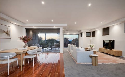 Black Rock Waterfront – 4BR, Heated Spa & Views image 3