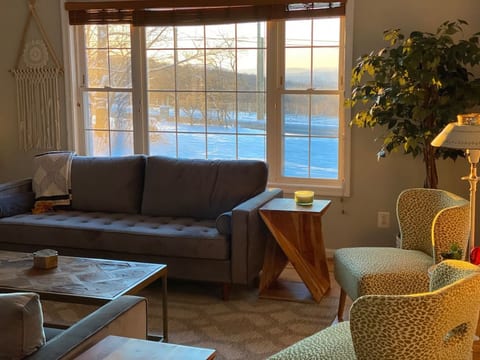 Blue Mountain Getaway: Hot tub, Winery, Game Room