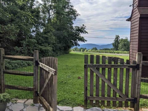 Blue Mountain Getaway: Hot tub, Winery, Game Room