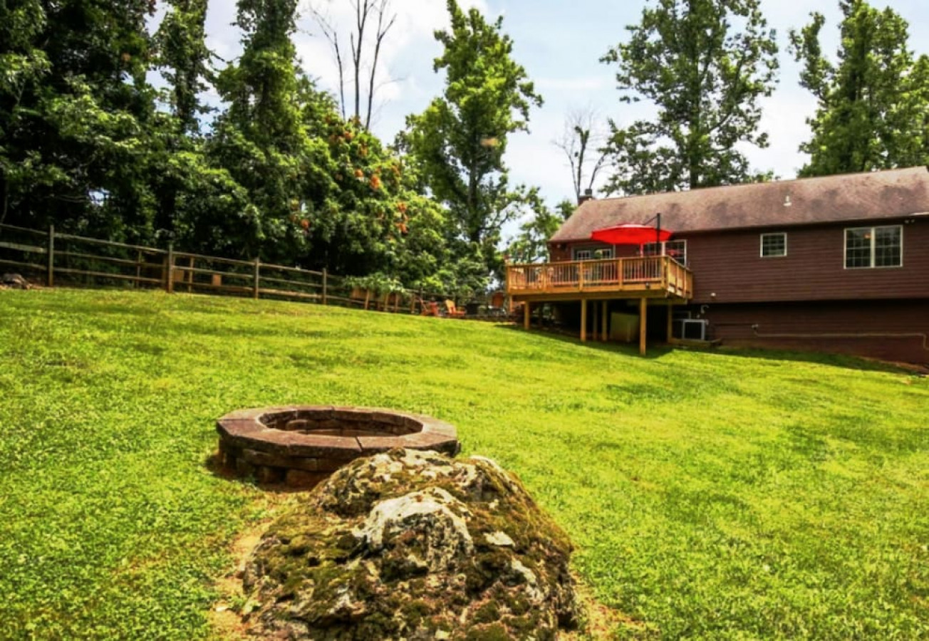 Blue Mountain Getaway: Hot tub, Winery, Game Room - Wise County
