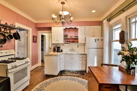 Phinney/Green Lake Home - Great for Longer Stays! image 4