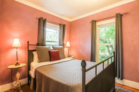 First bedroom with queen size bed
