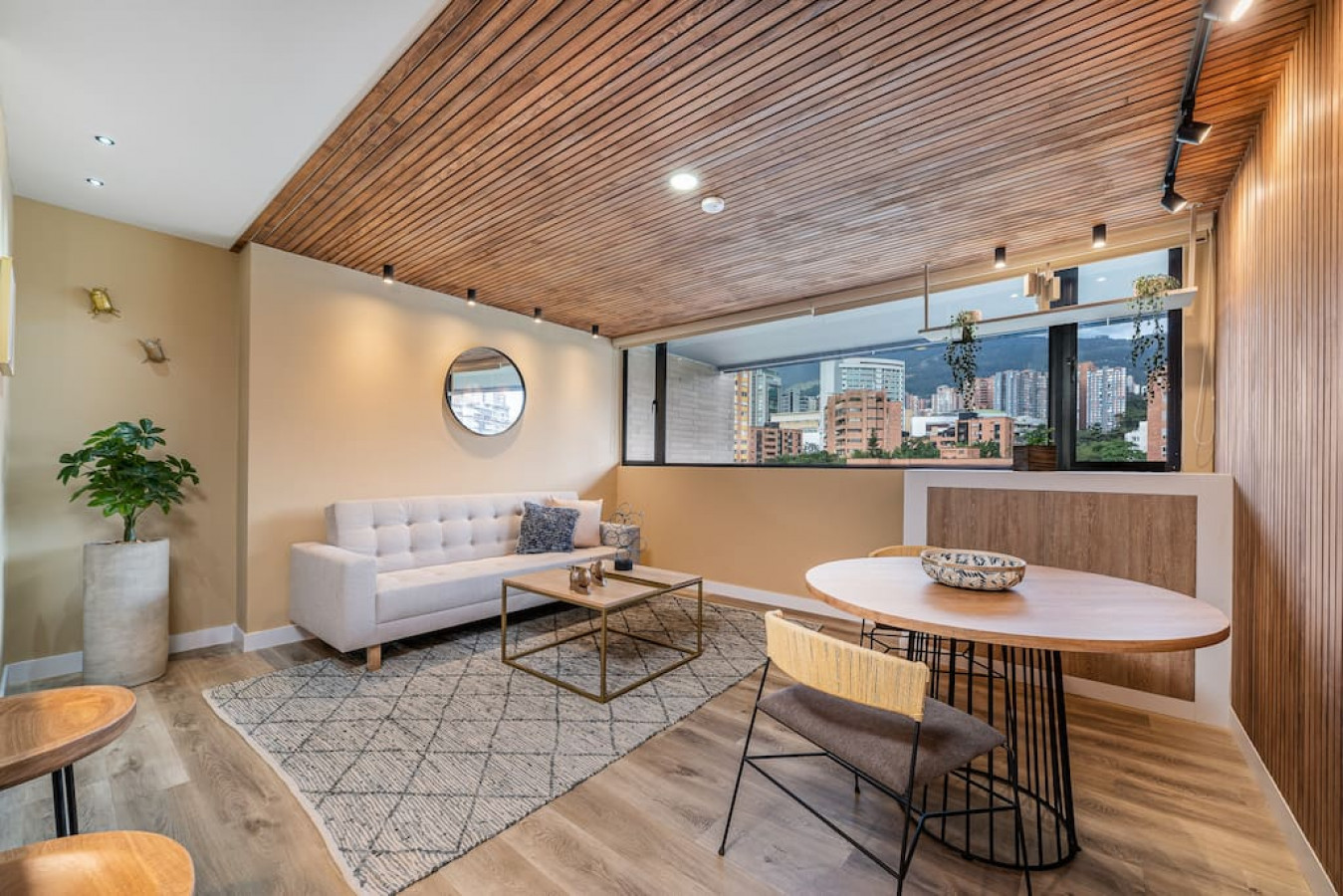 Go Living & Suites - 806
