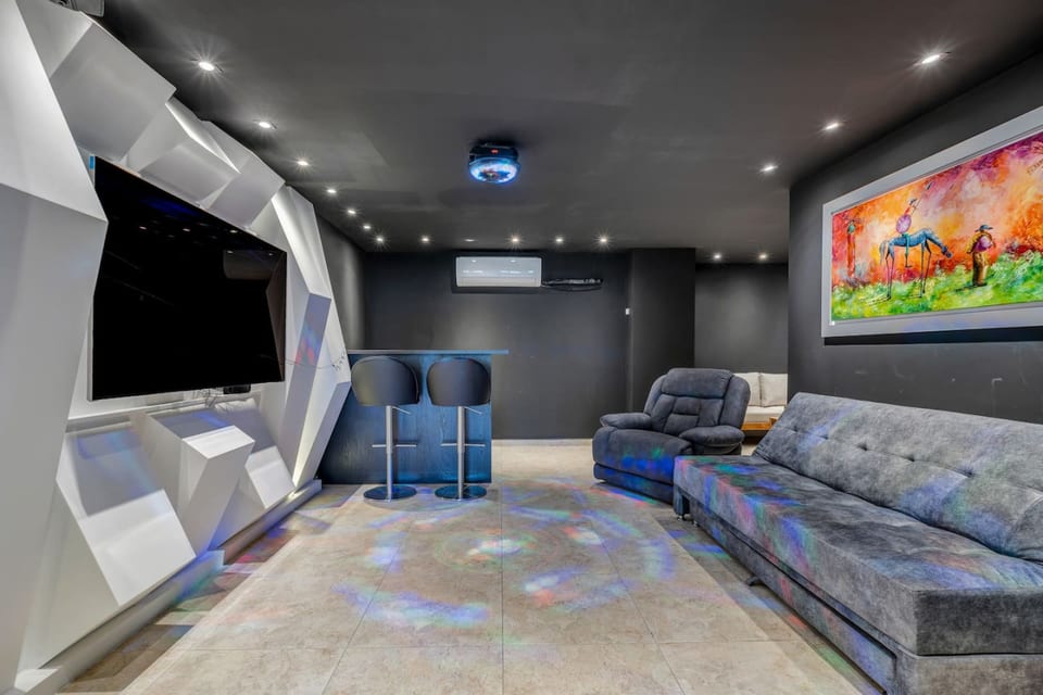 301 - Luxury 3BR Retreat, Private Jacuzzi, Nightclub & AC - Medellin