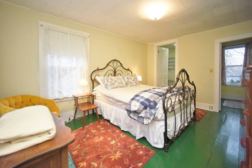 Marigold room - Private bed with En-suite bathroom Marigold Room - Shelburne Falls