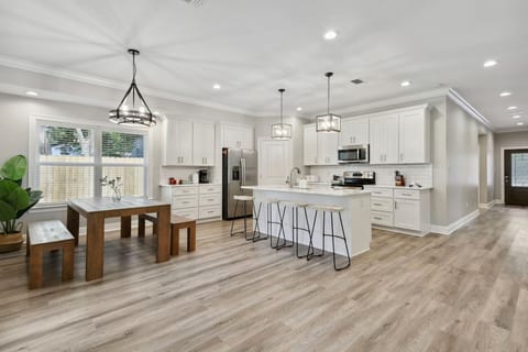 Luxury New Tranquil Retreat-Walk to Waterfront image 3