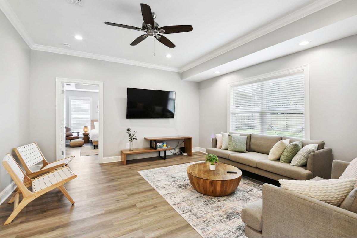 Luxury New Tranquil Retreat-Walk to Waterfront image 1