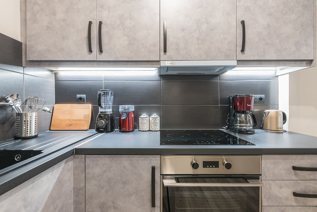 modern-apartment-downtown-athens/