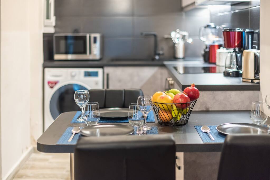 modern-apartment-downtown-athens/