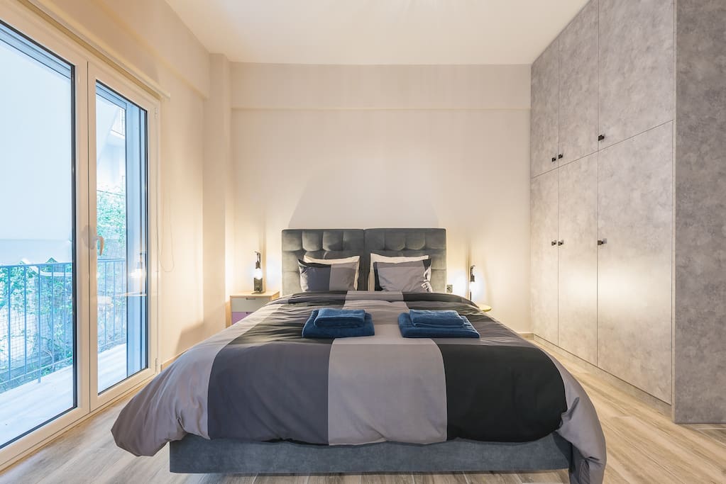 modern-apartment-downtown-athens/