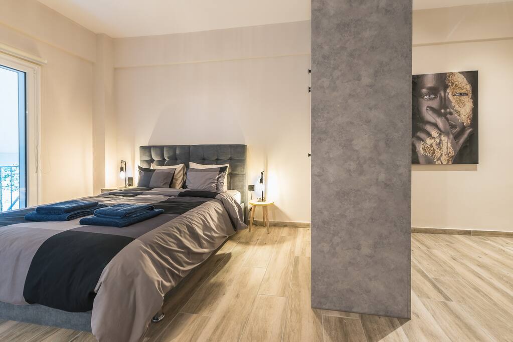 modern-apartment-downtown-athens/