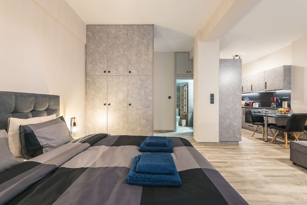 modern-apartment-downtown-athens/