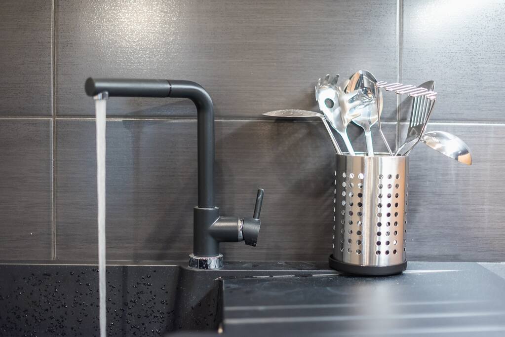 modern-apartment-downtown-athens/