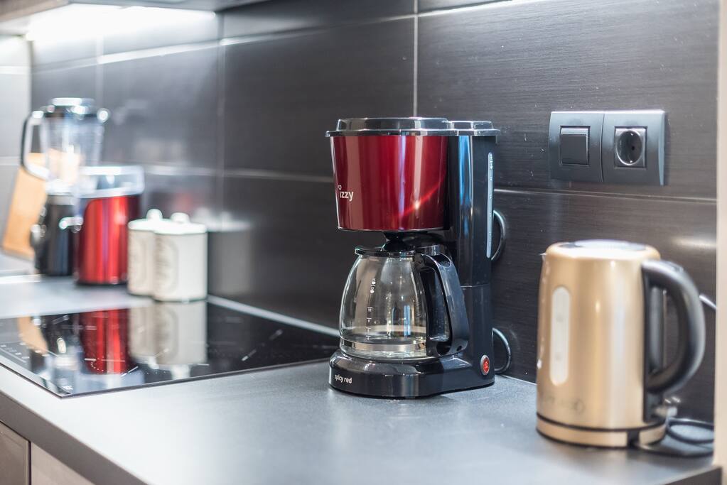 modern-apartment-downtown-athens/