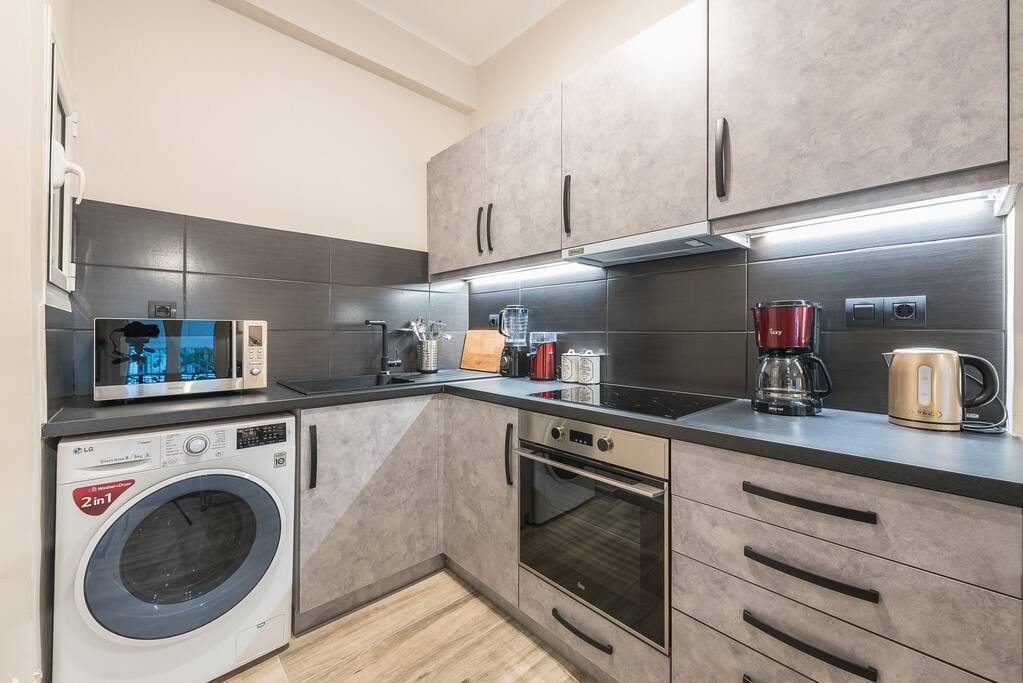 modern-apartment-downtown-athens/