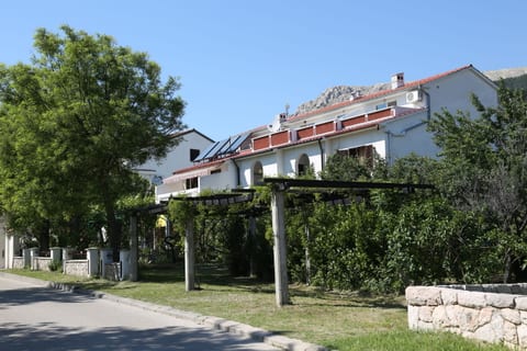 Apartments Fam Tomasic - Unit 204834-5