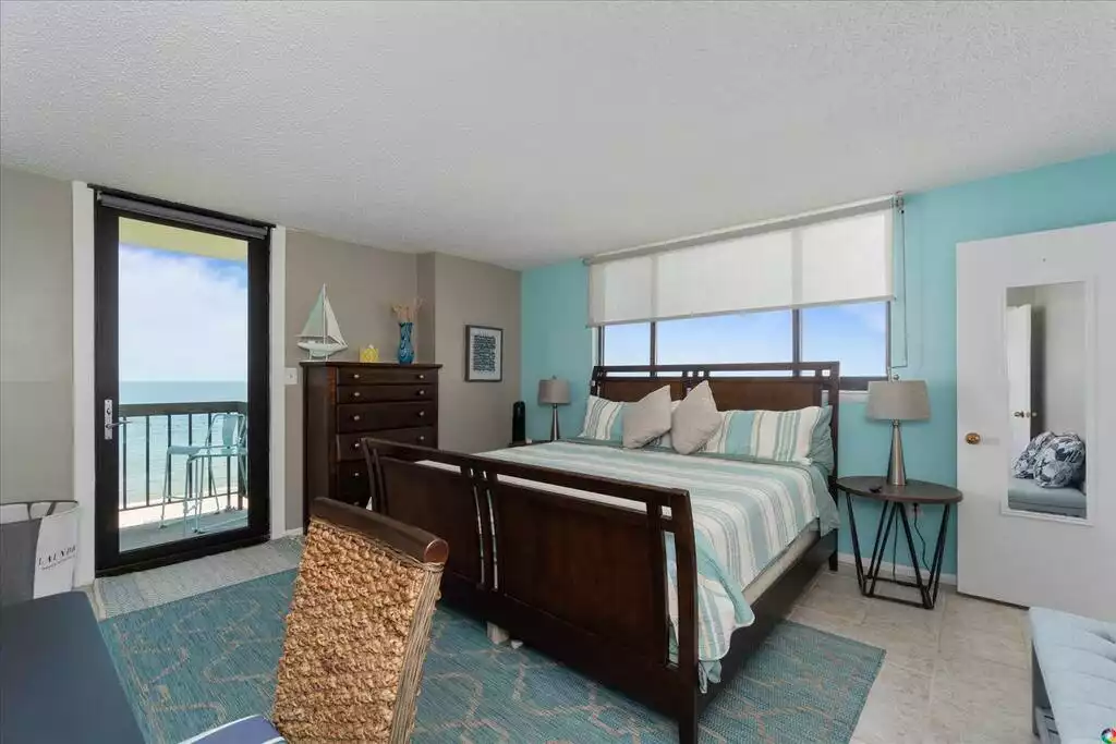 See the dolphins from this Lg waterfront condo - Norfolk