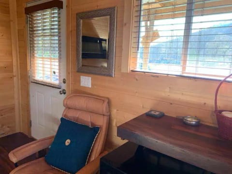 Pine Loft Cabin w/Mountain  Views