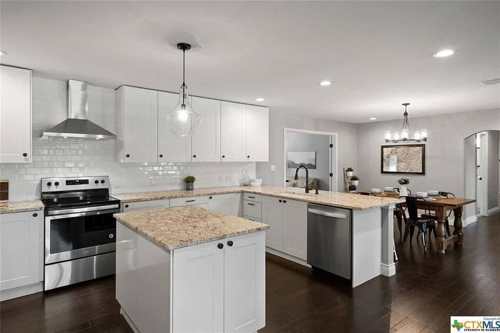 oasis-ranch-retreat-or-walk-to-town-or-big-yard/