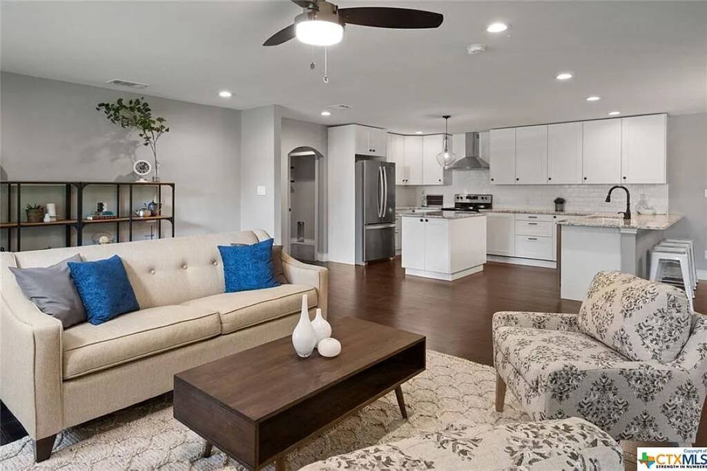 oasis-ranch-retreat-or-walk-to-town-or-big-yard/