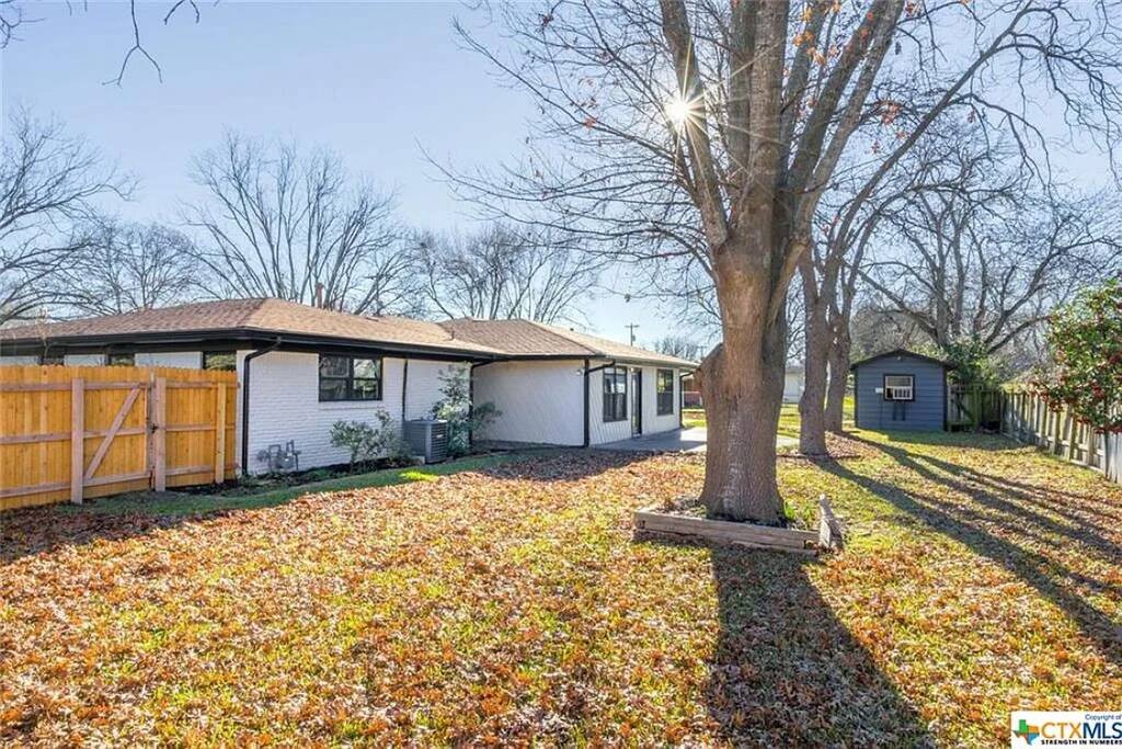 oasis-ranch-retreat-or-walk-to-town-or-big-yard/