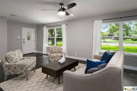 Oasis Ranch Retreat | Walk to Town | Big Yard