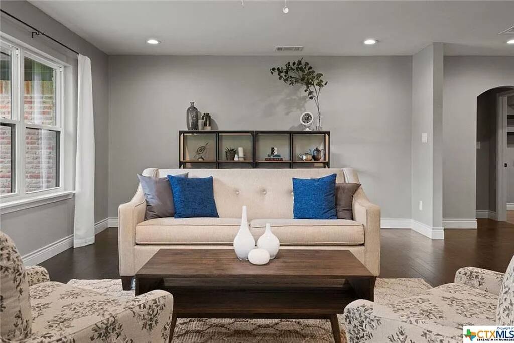 oasis-ranch-retreat-or-walk-to-town-or-big-yard/