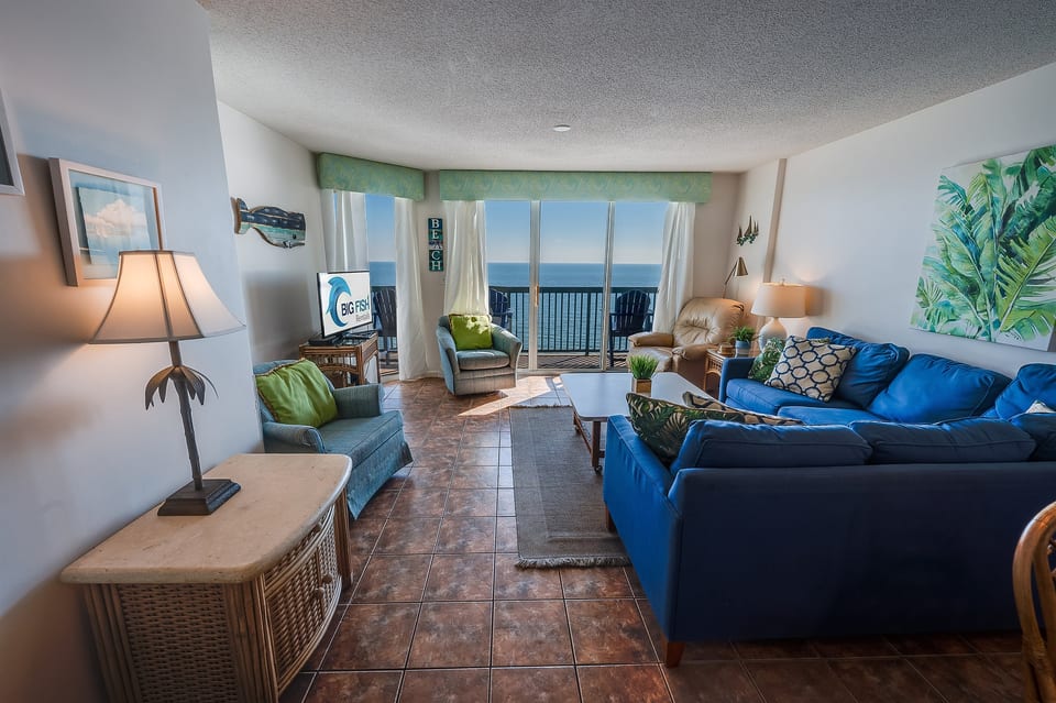 Living Room with Stunning Views🌊☀️