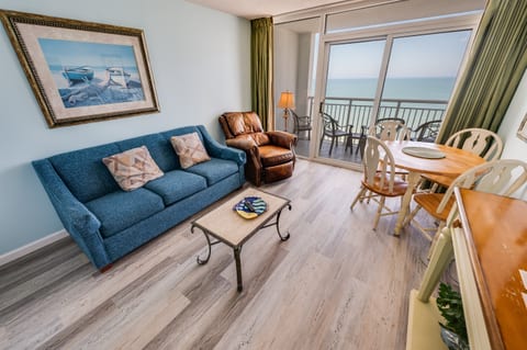 Direct Oceanfront, Beautifully Decorated!