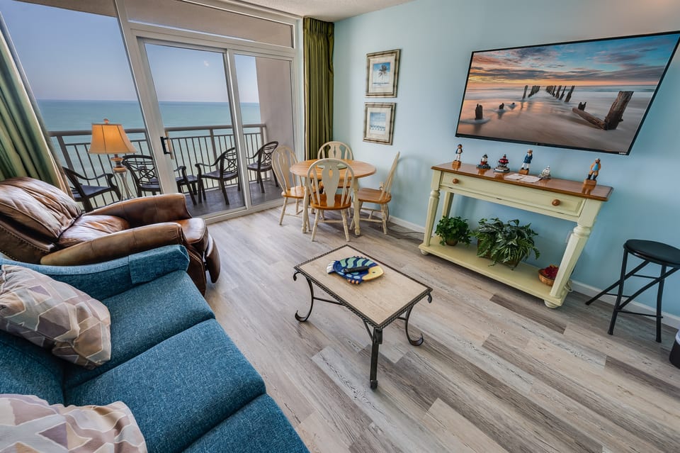 Direct Oceanfront, Beautifully Decorated!