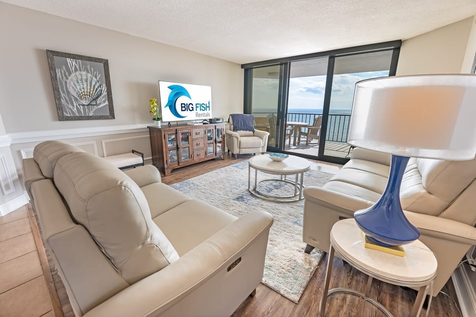 Living Room with Stunning Views🌊☀️