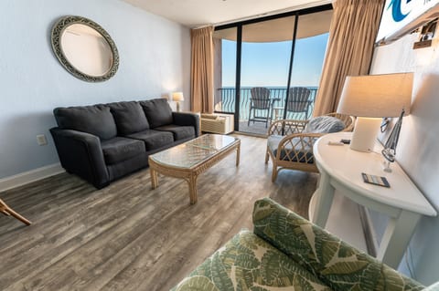 Living Room with Stunning Views🌊☀️
