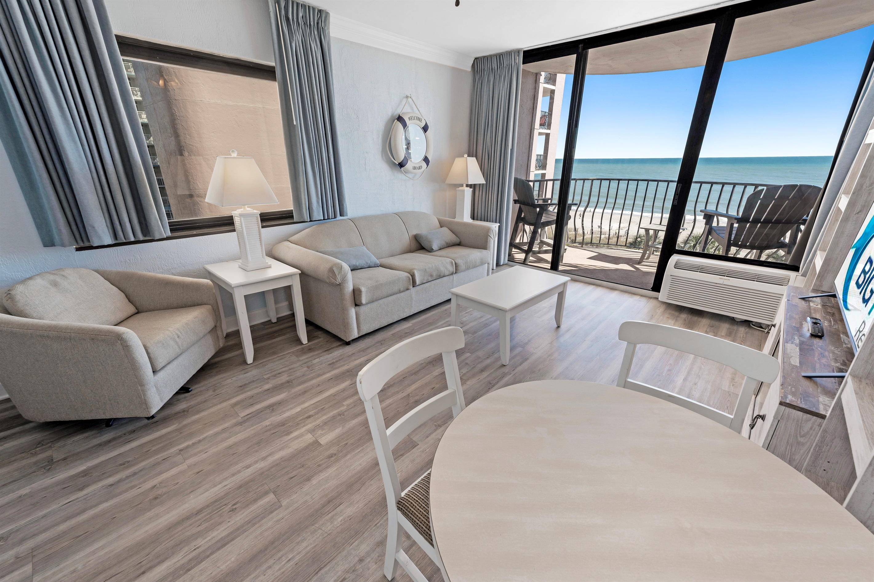 Amazing Living Room with Stunning Views🌊☀️