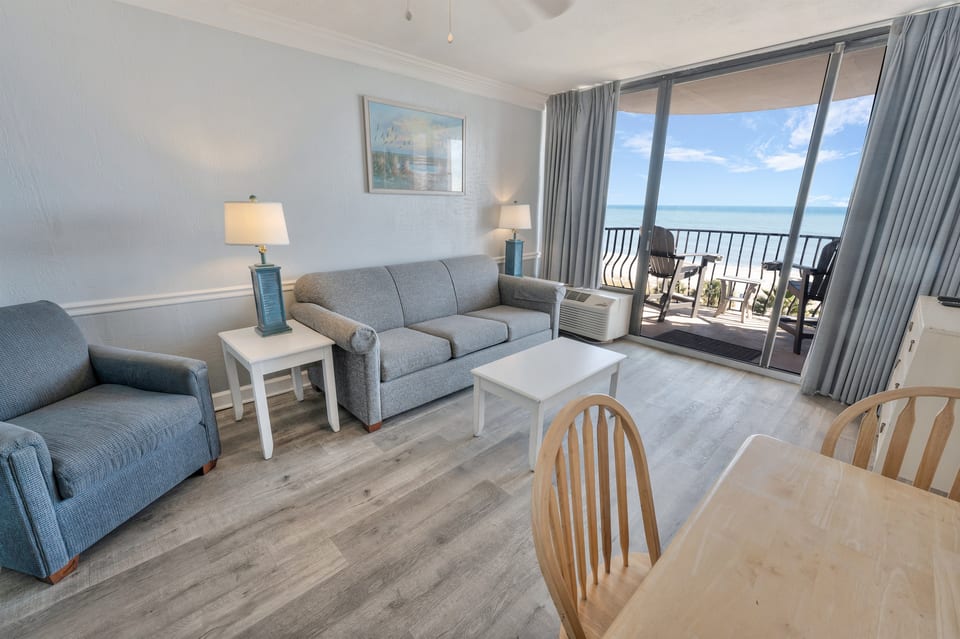 Amazing Living Room with Stunning Views🌊☀️