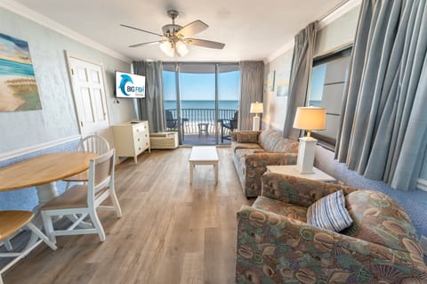 Amazing Living Room with Stunning Views🌊☀️
