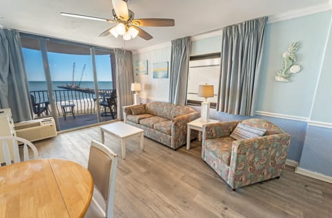 Amazing Living Room with Stunning Views🌊☀️