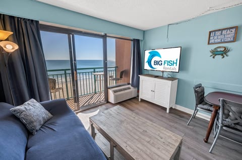 Living Room with Stunning Views🌊☀️