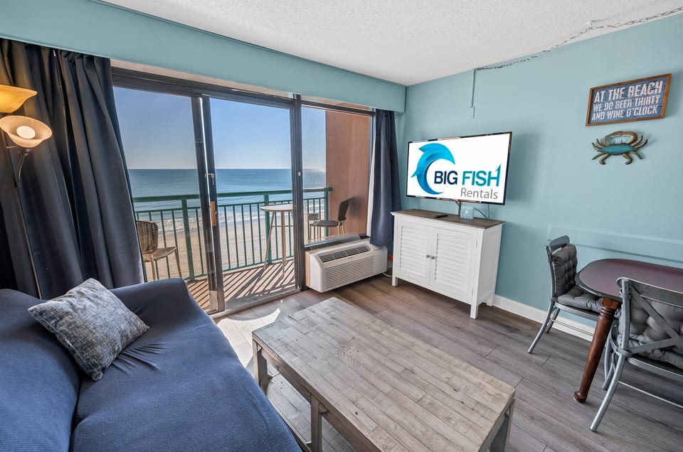 Living Room with Stunning Views🌊☀️