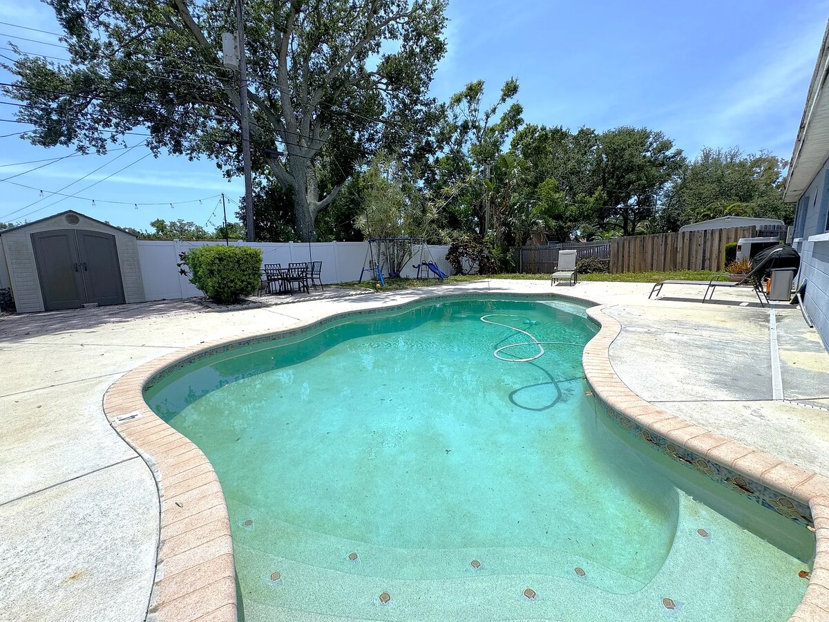 Family & pet friendly 4-bedroom home • heated pool image 1